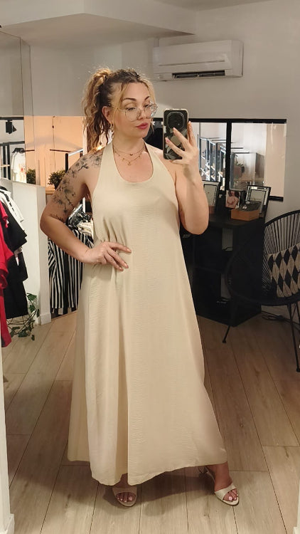 Robe longue fluide dos nue décolleté en V. colorie beige. photo porté.