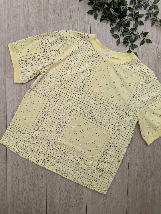 T-shirt imprimé bandana colorie  jaune . Photo a plat. 