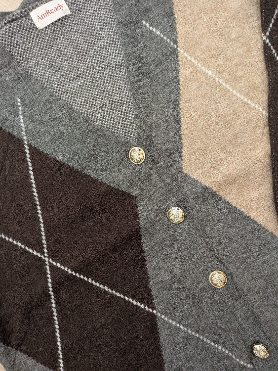 Gilet jacquard a losange . photo a plat colorie gris. 
