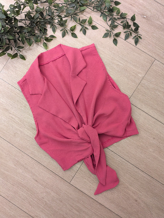 Chemise sans manches noué colorie rose.