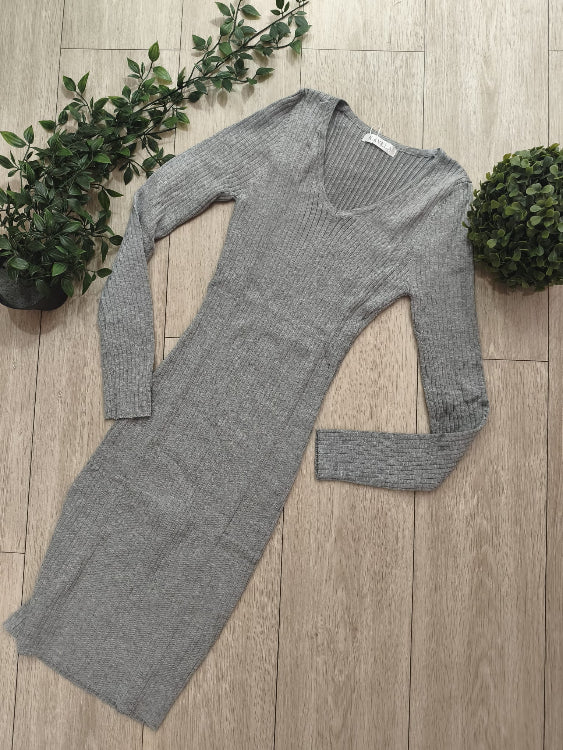 Robe pull chaussette en maille côtelé. colorie gris. photo a plat