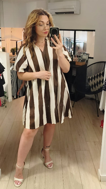 Robe courte forme trapèze en coton rayé. photo porté colorie marron  