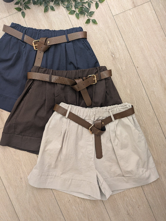 Short en coton avec ceinture marron. Photo a plat. colorie Marine, Marron et beige