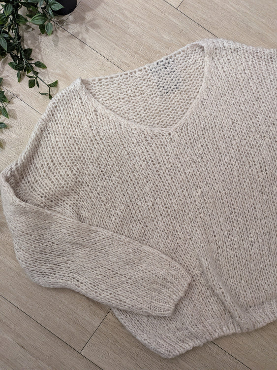 Pull V colorie beige . photo a plat.