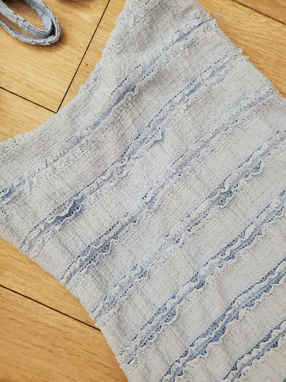 Robe longue en tissus effet froufrou. dos nue. Photo détail devant colorie bleu ciel. 