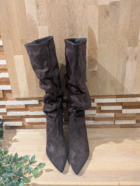 bottes froncées en nubuck a petit talon colorie marron. 