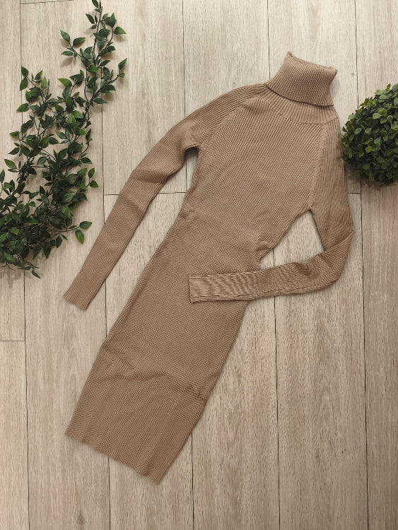 Robe pull chaussette col roulé colorie beige. photo a plat