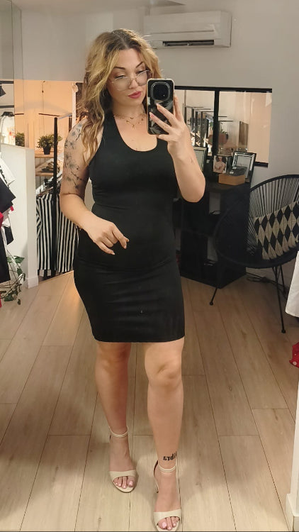 Robe courte moulante dos nue. photo porté colorie noir