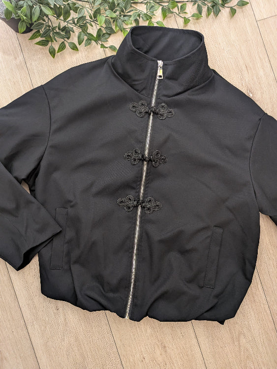 Blouson style Qipao. photo a plat colorie Noir.