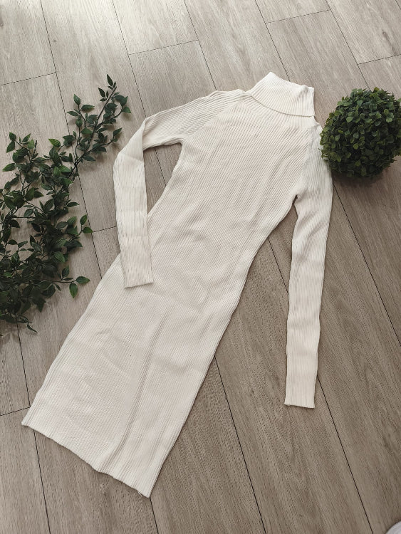 Robe pull chaussette col roulé colorie blanc. photo a plat