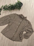 Chemise a carreaux avec détails volantés.