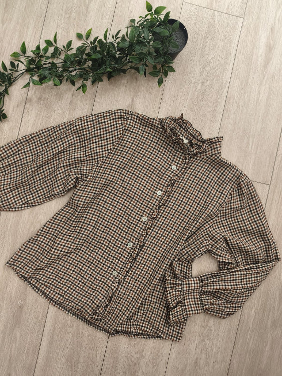 Chemise a carreaux avec détails volantés.