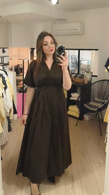 Robe chemise longue . photo a plat. colorie marron.