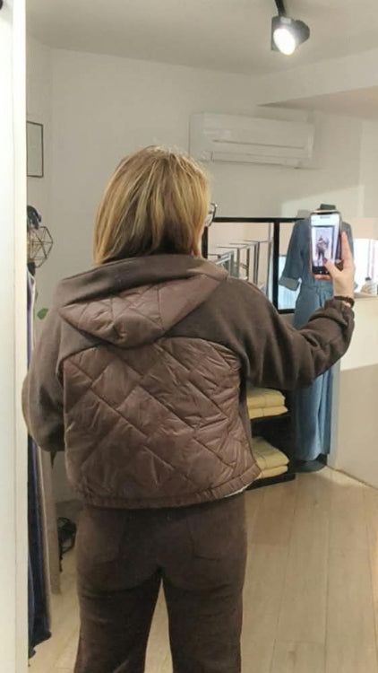 Blouson avec détails matelassé colorie Marron. photo porté dos. 