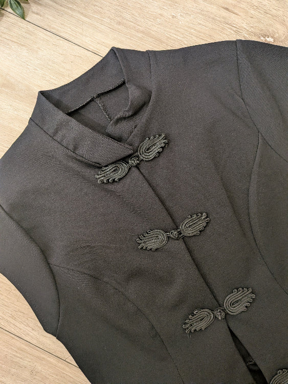 Top Qipao volanté. photo a plat colorie noir. 