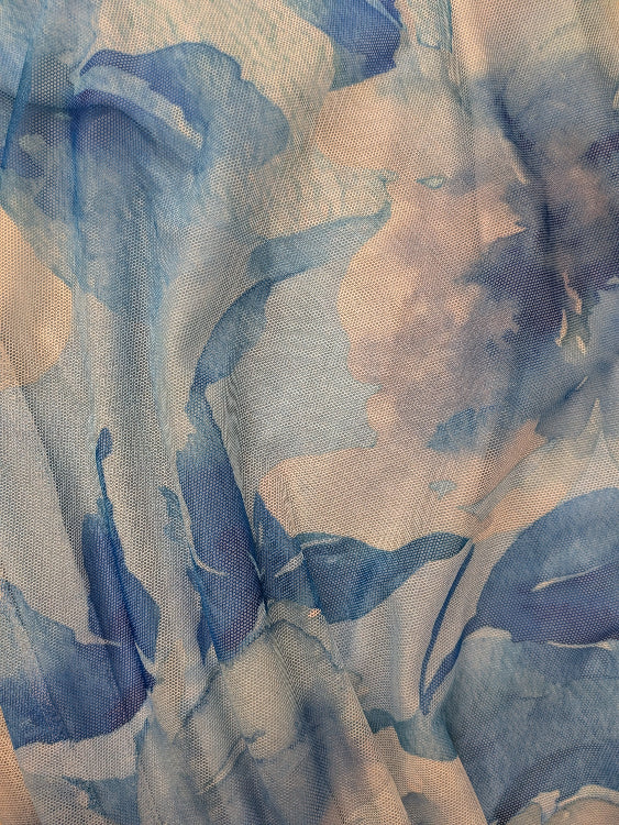 Robe voile imprimé fleur . photo détail imprimé colorie bleu. 