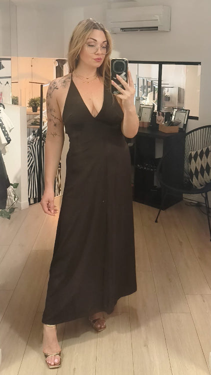 Robe longue dos nue avec perle en acétate. Photo porté. colorie marron