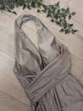 Robe longue en satin drapé colorie taupe. 