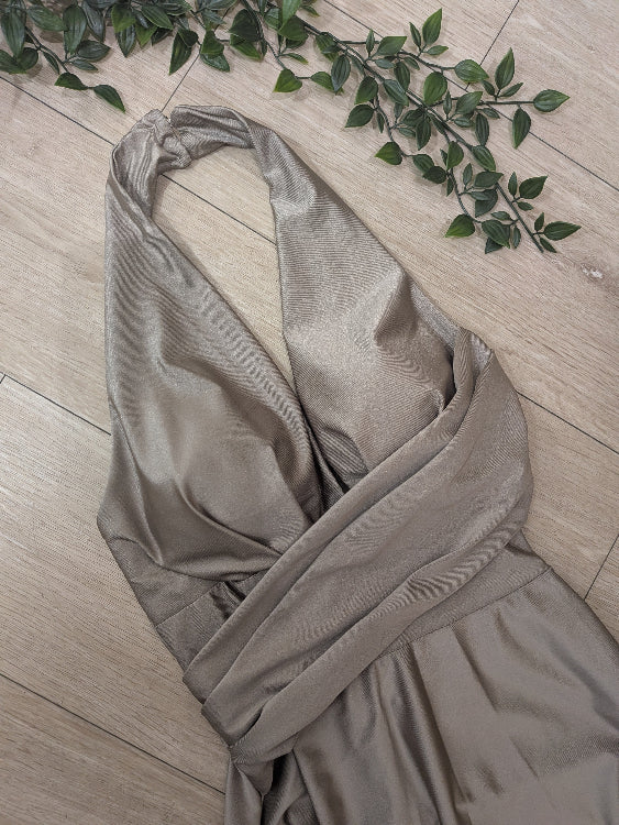 Robe longue en satin drapé colorie taupe. 