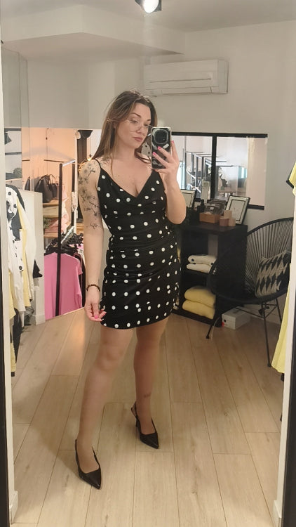 Robe courte drapé en tissus noir a pois blanc. Photo porté. 