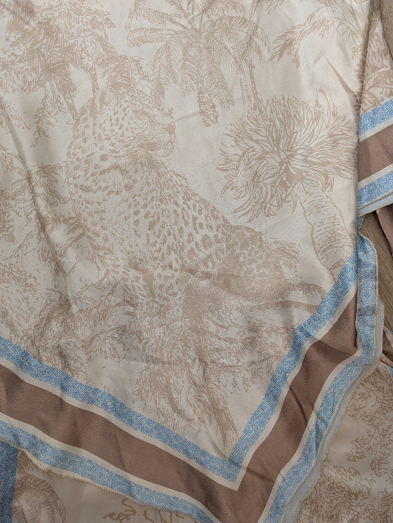 Ensemble foulard imprimé. photo détail colorie beige