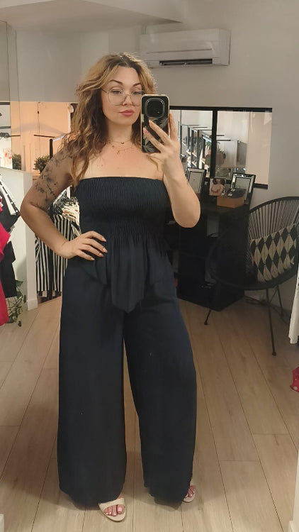 Ensemble bleu marine composé d'un bustier smocké et d'un pantalon fluide. Photo porté. 