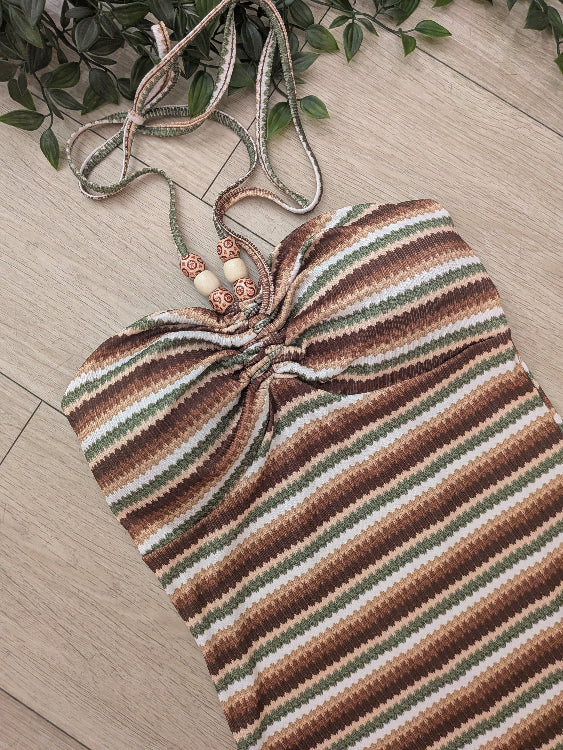 Robe bustier en tissus imprimé rayé. photo détail poitrine. 