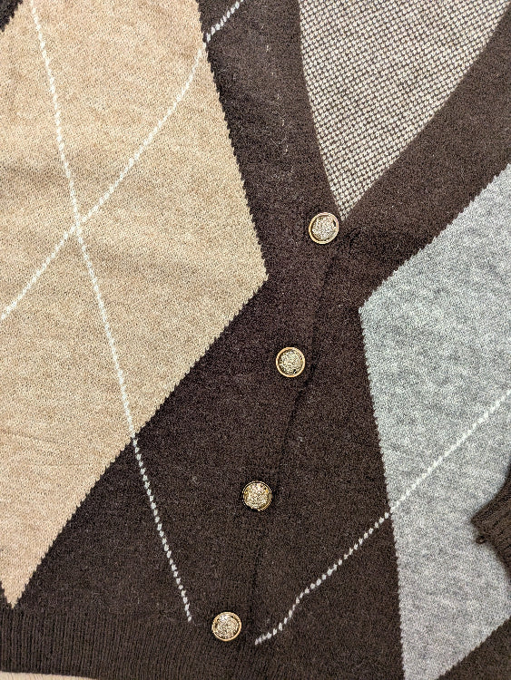 Gilet jacquard a losange . photo a plat colorie marron. 