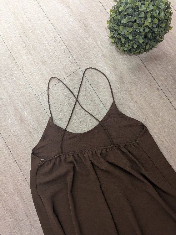 robe longue fluide bretelles croisées. colorie marron détail dos. 