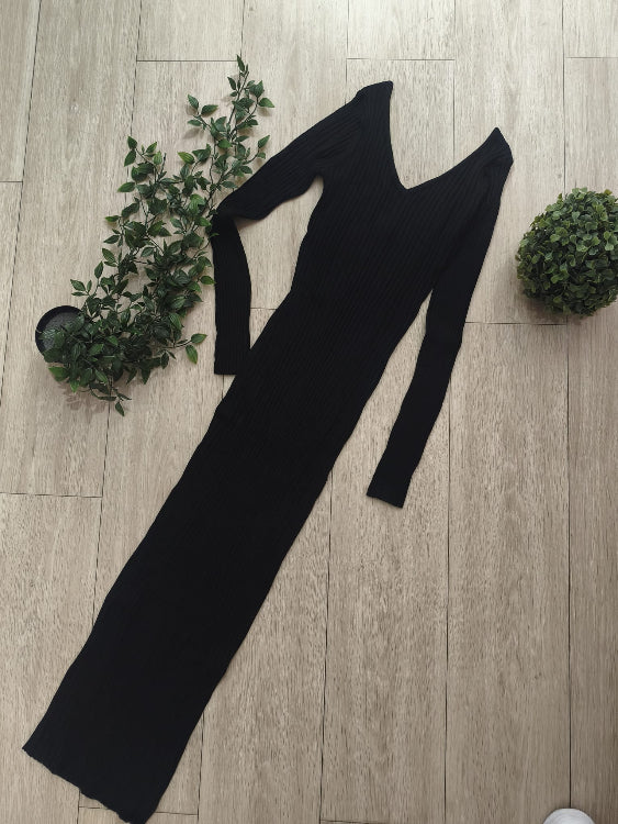 Robe longue en maille côtelé moulante. col V . colorie noir