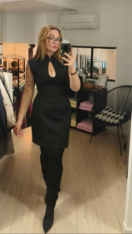 Robe décolleté goute. photo porté colorie noir