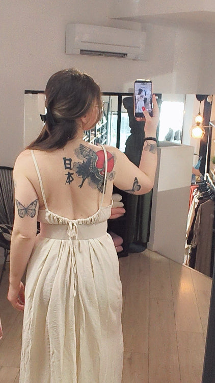 Robe oversize dos nue réglable. colorie beige. photo du dos