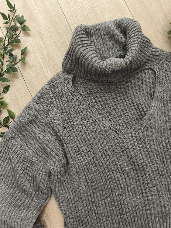 Pull V col roulé gris. photo détail. 