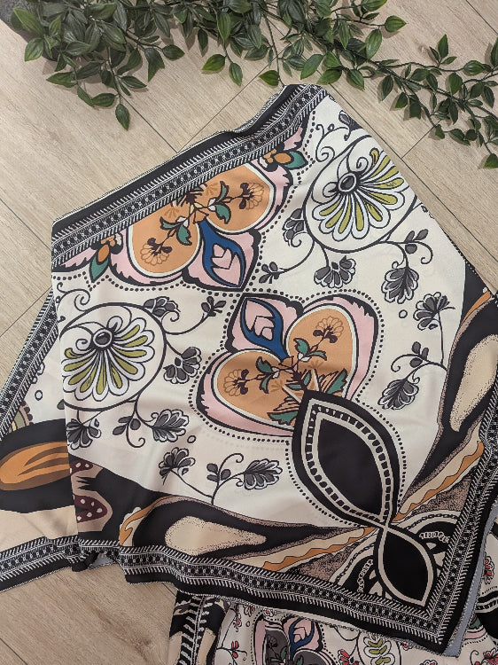 ensemble foulard composé d'un short et d'un top manche longue. photo zoom sur le top. colorie noir