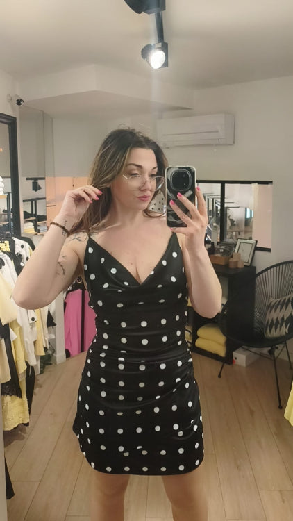Robe courte drapé en tissus noir a pois blanc. Photo porté. 