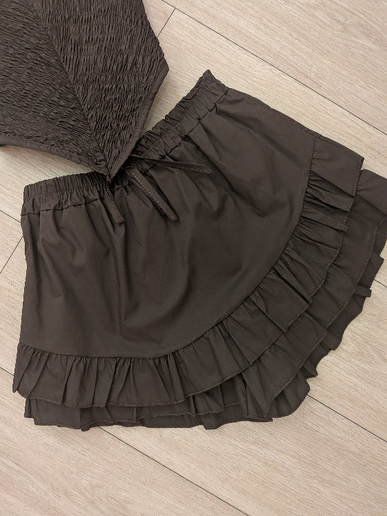 Ensemble top smocké + jupe short. zoom sur la jupe short colorie marron 