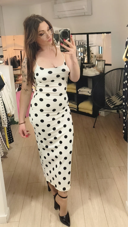 Robe longue débardeur en tissus blanc a pois noir. Photo porté. 