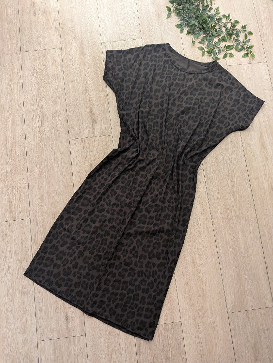 Robe t-shirt imprimé léopard. colorie marron. photo a plat.  