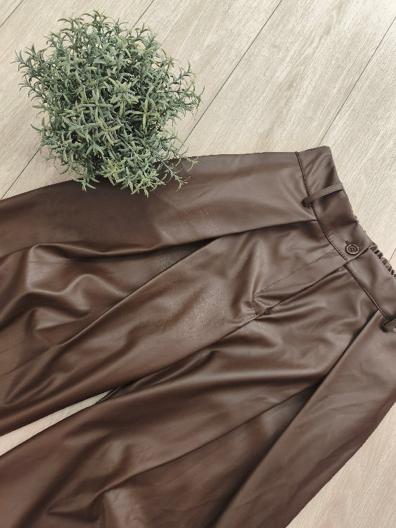 Pantalon a plie en simili cuir détail colorie marron 