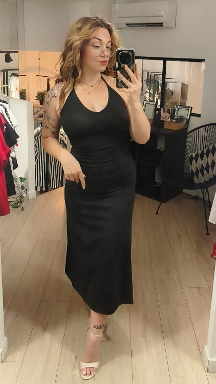Robe longue près du corp colorie noir. photo porté