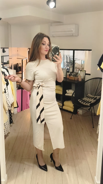 Robe T-shirt longue nœud foulard a la taille. Photo porté . Colorie beige