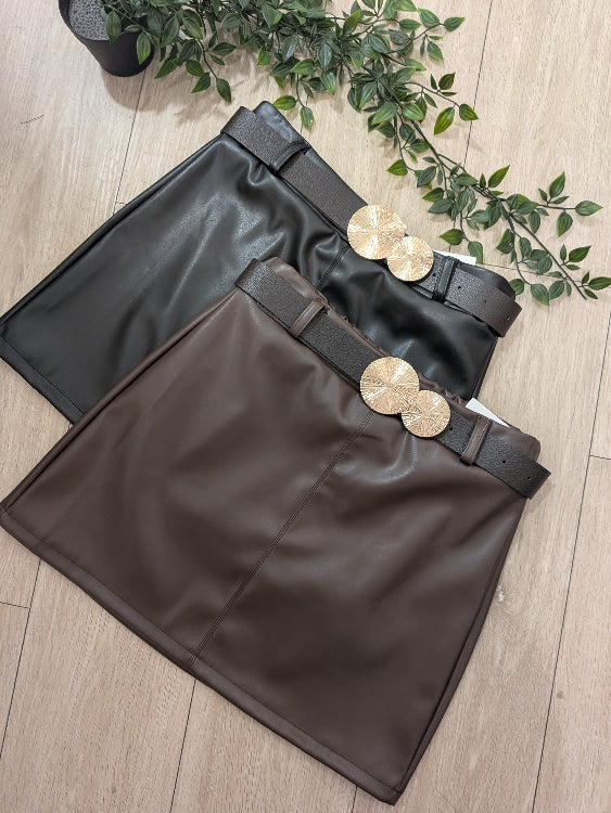 Jupe en simili cuir agrémenté d'une ceinture a boucle bijoutée doré. colorie noir et marron. 