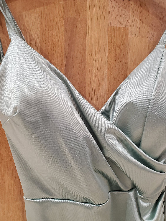 Robe moulante en satin croisé . colorie vert d'eau . Photo détail. 