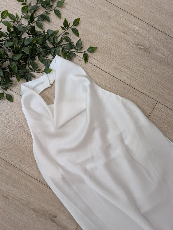 Tunique asymétrique en satin. photo Détail colorie blanc. 