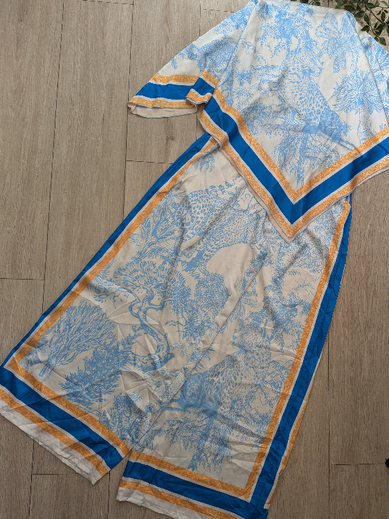 Ensemble foulard imprimé. photo a plat colorie bleu ciel