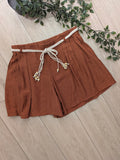 Short fluide avec ceinture tressé . Colorie brique . 