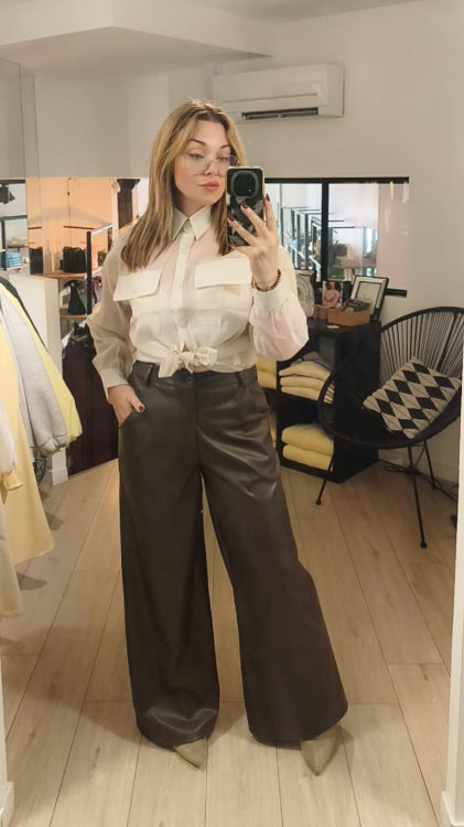 pantalon droit en simili cuir marron. photo porté.
