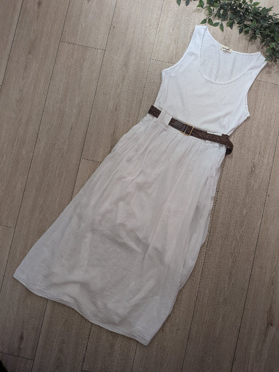 Robe longue bi-matiere blanche agrémenté d'une ceinture tressé marron. Photo a plat. 
