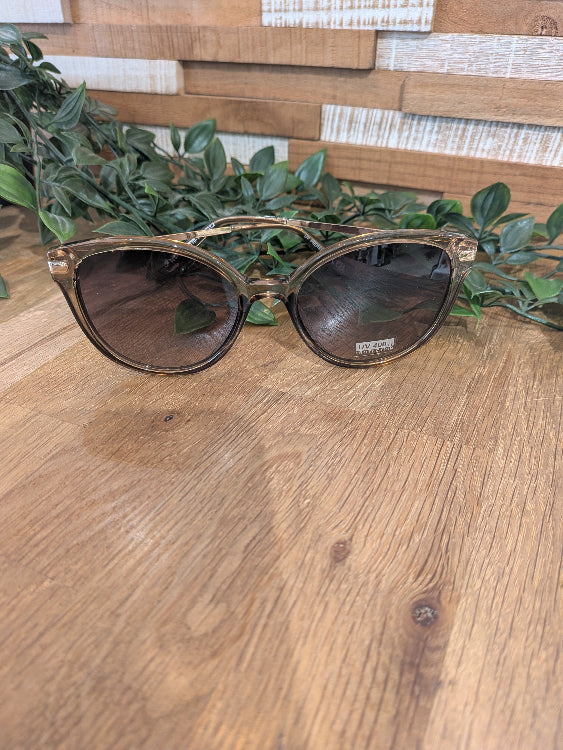 Lunettes de soleil ronde légèrement papillon. colorie beige foncé 