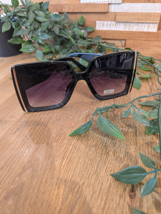 Lunettes de soleil carré en acétate. Colorie noir. 